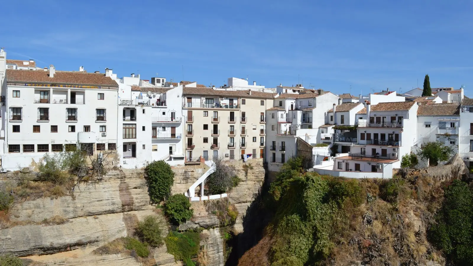 Vita hus på klippkanten i Ronda, Andalusien