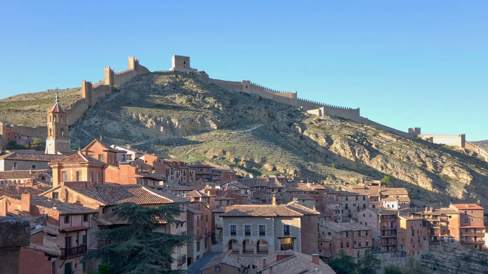 Albarracín med sina medeltida stadsmurar, Aragonien