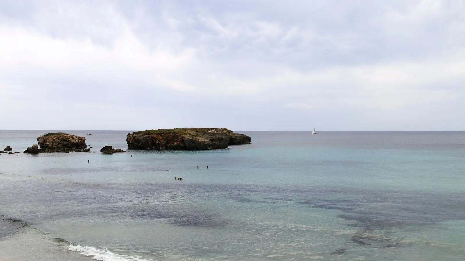 Medelhavet med små holmar utanför Ciutadella, Menorca