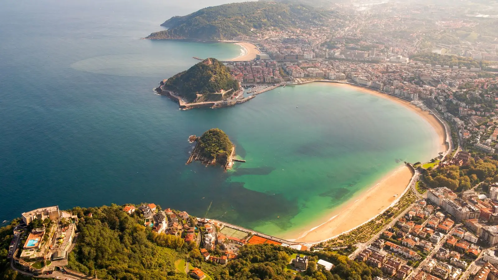 La Concha-bukten i San Sebastián från ovan, Baskien