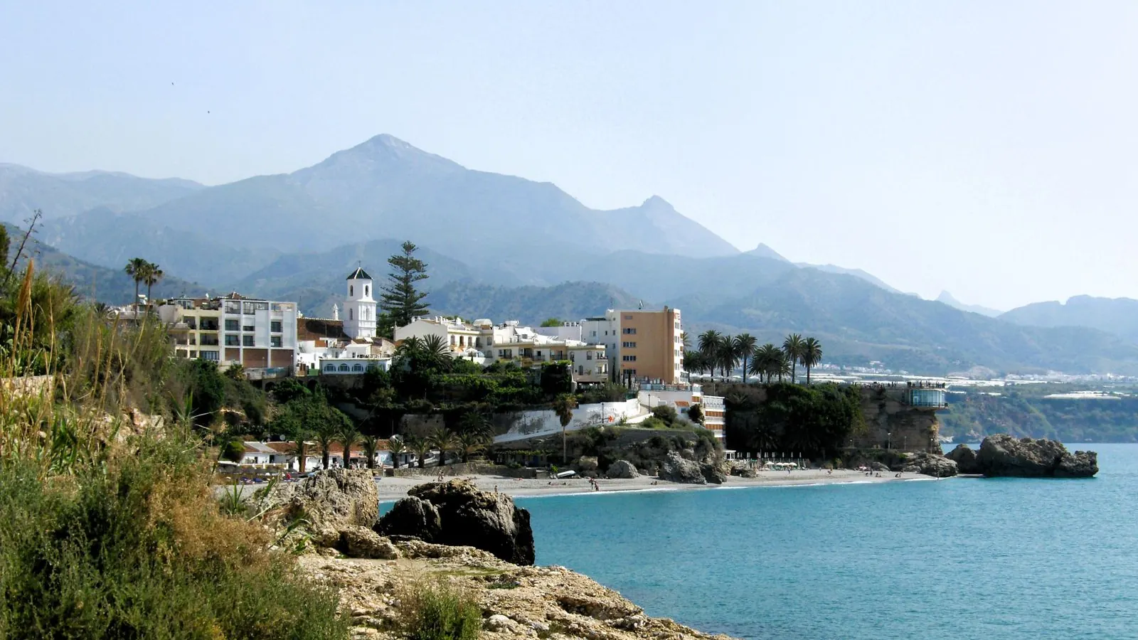 Kuststaden Nerja med berg och blått hav, Costa del Sol