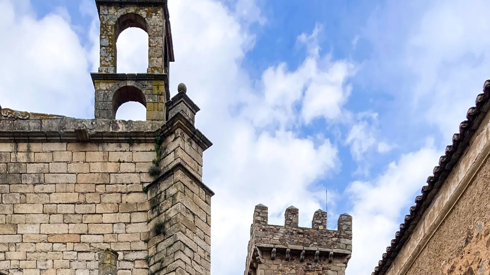 Medeltida stentorn i gamla stan i Cáceres, Extremadura
