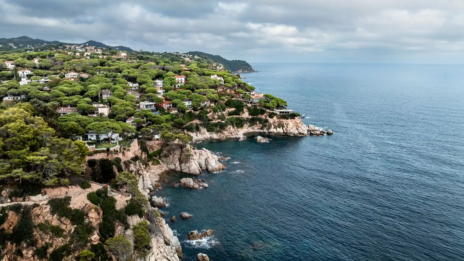 Klippkust vid Lloret de Mar på Costa Brava, Katalonien
