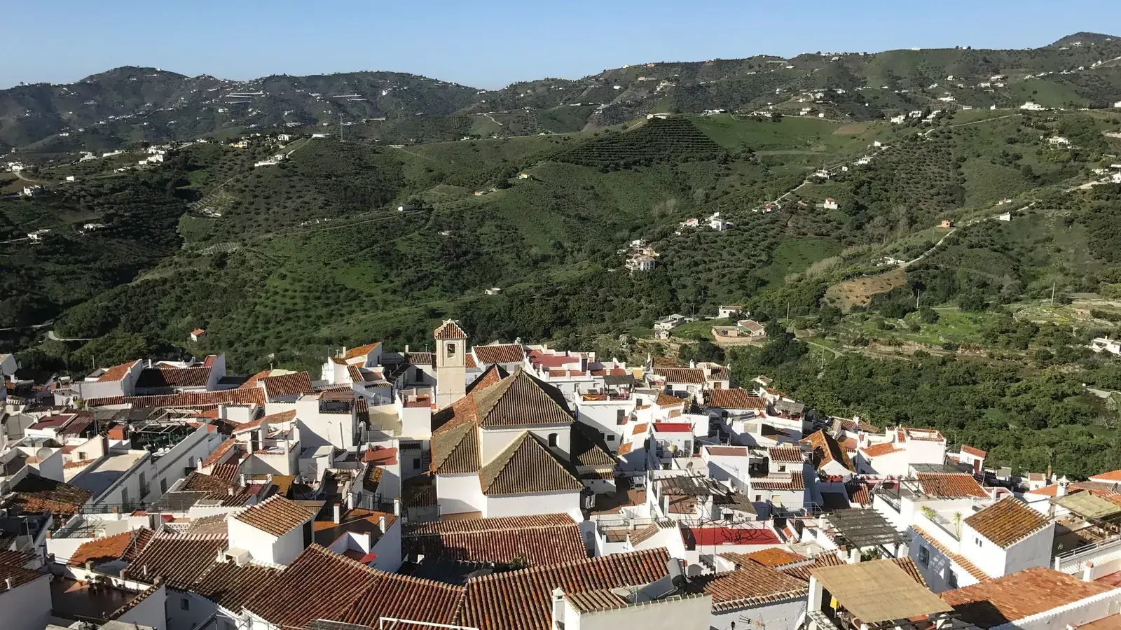 Vita hus och tegeltak i bergsbyn Frigiliana i Andalusien