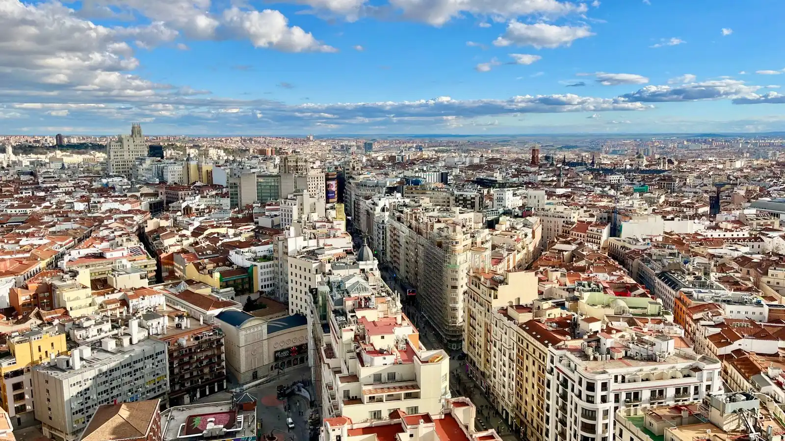 Madrids stadsbild från ovan under blå himmel