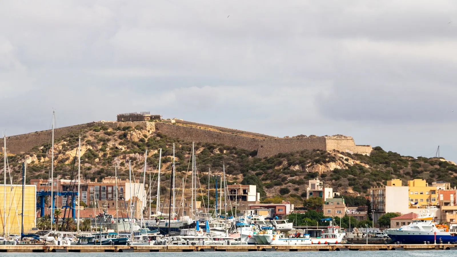 Hamnen i Cartagena med fästning, Murcia