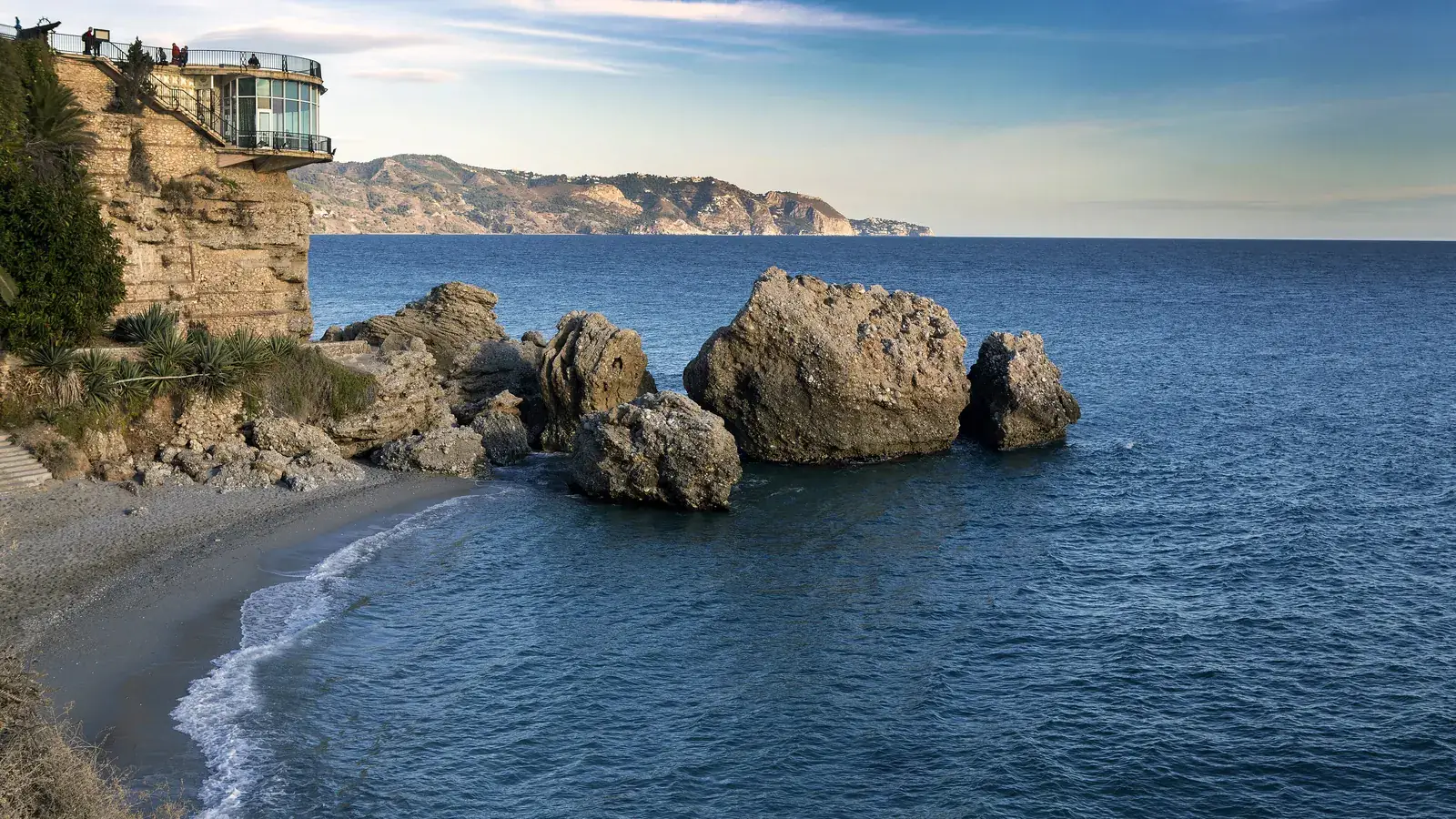 Sandstrand och klippor vid Medelhavet i Nerja på Costa del Sol