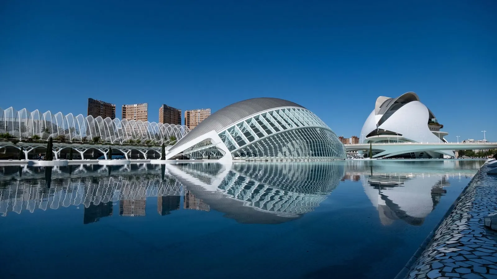 Ciudad de las Artes y las Ciencias speglad i vattnet, Valencia